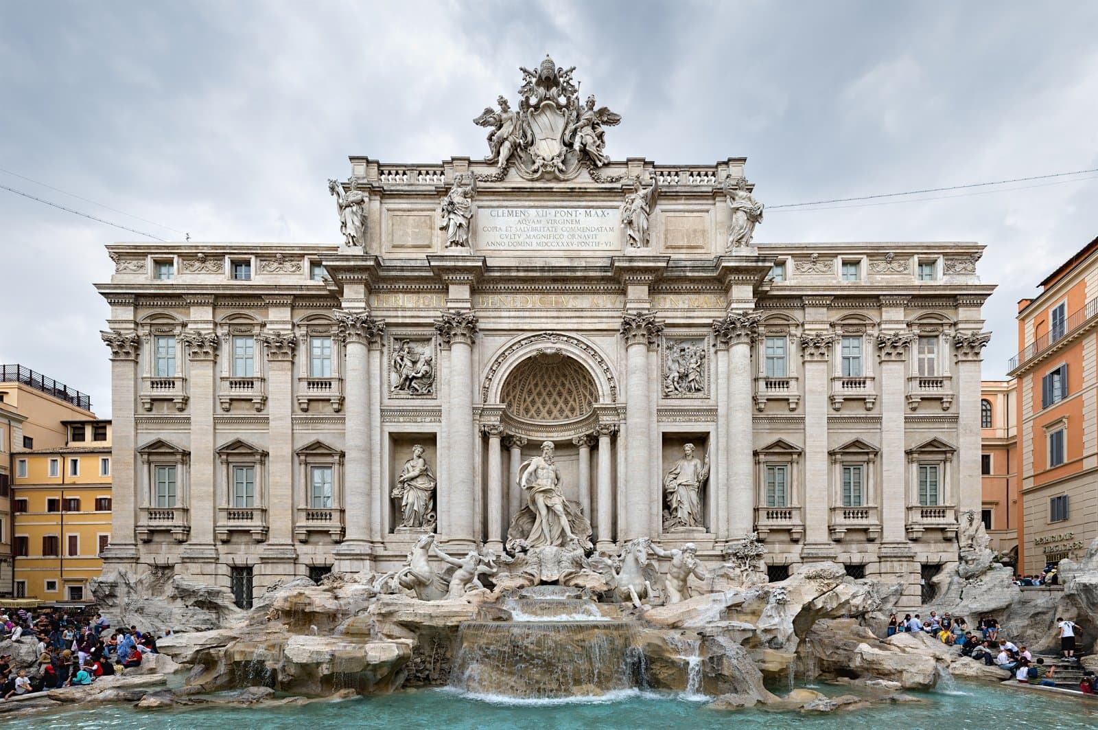 Utazók Rómában, a Trevi-kútnál